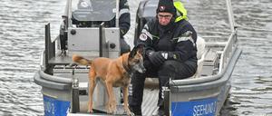 Auf einem Boot suchen Polizeibeamte mit einem Spürhund auf dem Storkower Kanal nahe dem Wolziger See im Landkreis Dahme-Spreewald nach der vermissten Rebecca.
