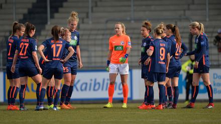 Kopfsache. Direkt nach dem 0:2 versuchte Abwehrchefin Johanna Elsig (4.v.l.), das Turbine-Team aufzuwecken.