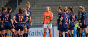 Kopfsache. Direkt nach dem 0:2 versuchte Abwehrchefin Johanna Elsig (4.v.l.), das Turbine-Team aufzuwecken.