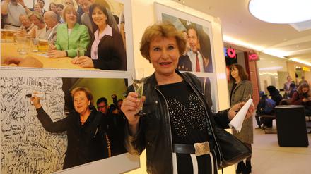 Die Fotografin und ihr Werk. Christel Köster, heute 80 Jahre alt, hielt mehr als 30 Jahre lang das Geschehen in der Landeshauptstadt mit der Kamera fest. Die Schau zeigt ihre besten Bilder.