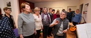 Chorleiterin Doris Appel-Weyhrauch (rechts) hält die Sänger auf Trab. Im November vergangenen Jahres hat sie den Chor im Bornstedter Feld gegründet. Einmal wöchentlich treffen sich die Teilnehmer im Stadtteilladen zum gemeinsamen Singen.