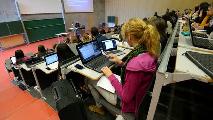 Gegen die Rückmeldegebühren sind zwei Studenten der Uni Potsdam vor Gericht gezogen.