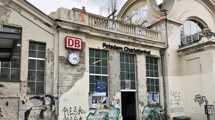 Am Bahnhof Charlottenhof habe sich ein ihr Bekannter der 16-Jährigen sexuell genähert.