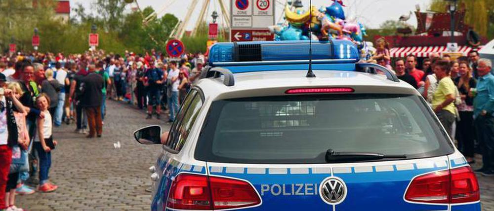 Gut gesichert. Mehrere hundert Polizisten sind an den Wochenenden und dem 1. Mai gleichzeitig auf dem Baumblütenfest unterwegs.