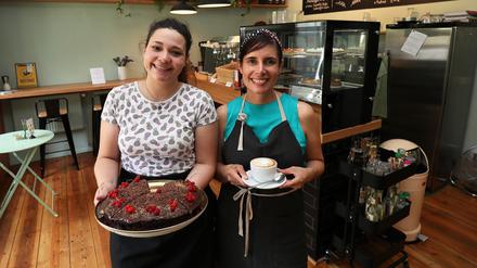 Leckere Torten. In Lukas Café in der Karl-Liebknecht-Straße bietet Inhaberin Saquina Ocampo (r.) Vegetarisches an – nach Rezepten aus ihrer kolumbianischen Heimat, aber auch international inspiriert. Für die Torten ist Konditorin Alejandra Breci zuständig.