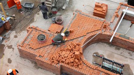 Die ersten Steine für den Wiederaufbau des Turms der Garnisonkirche wurden Mitte Februar 2019 gesetzt.