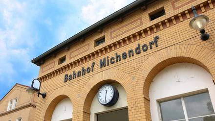 Der Bahnhof als Eingang zur Gemeinde. 