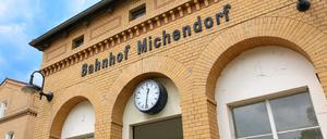 Der Bahnhof als Eingang zur Gemeinde.