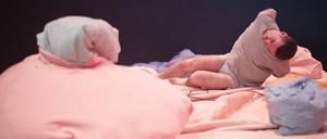 Emile Pineaults "More Than Things" mutet rosa-fluffig an und hat doch Tiefe. 