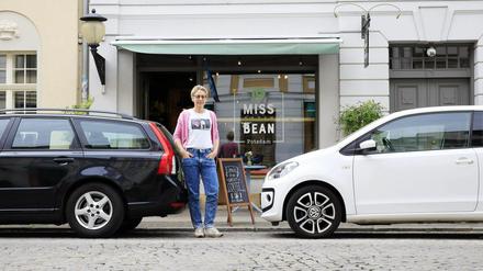 Julia von La Chevallerie vor ihrem Café Miss Green Bean in der Brandenburger Straße.