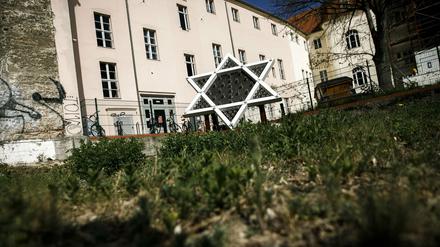 Das Grundstück gegenüber dem Filmmuseum war vom Land Brandenburg für den Bau der Neuen Synagoge zur Verfügung gestellt worden.