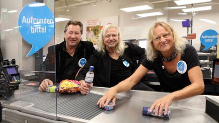 Claudius Dreilich, Bernd Römer und Christian Liebig (v.l.) von der Rockband "Karat" bei der Aktion „Aufrunden bitte!“.