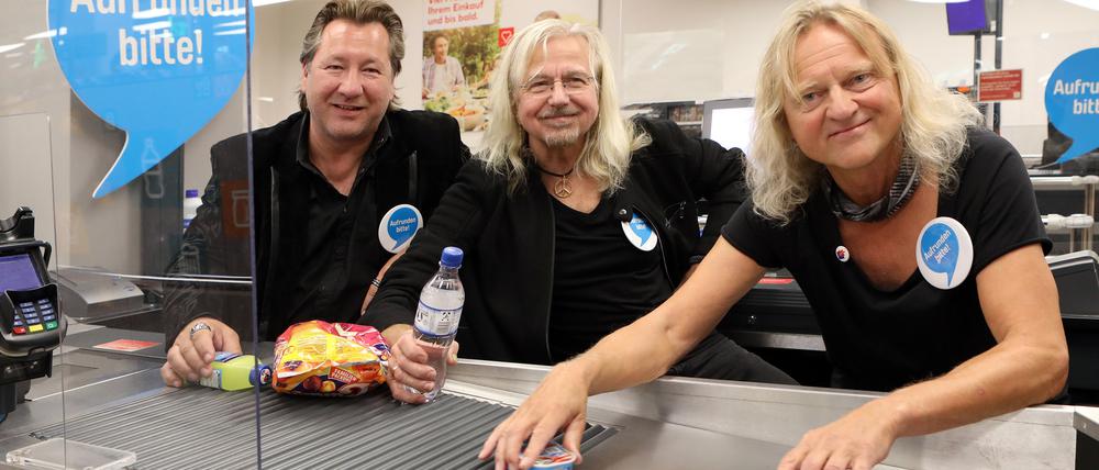 Claudius Dreilich, Bernd Römer und Christian Liebig (v.l.) von der Rockband "Karat" bei der Aktion „Aufrunden bitte!“.