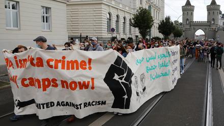 Demonstration in Potsdam für die Schließungen von Flüchtlingslagern.