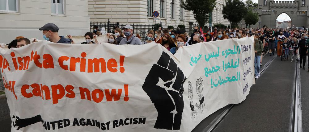 Demonstration in Potsdam für die Schließungen von Flüchtlingslagern.
