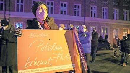 Gegendemonstrantin auf dem Potsdamer Bassinplatz.
