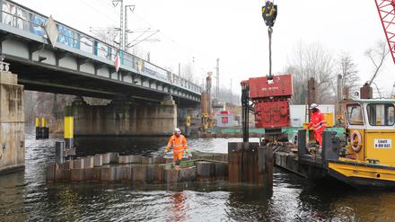 Die neue Brücke soll im Oktober freigegeben werden (Archivbild).