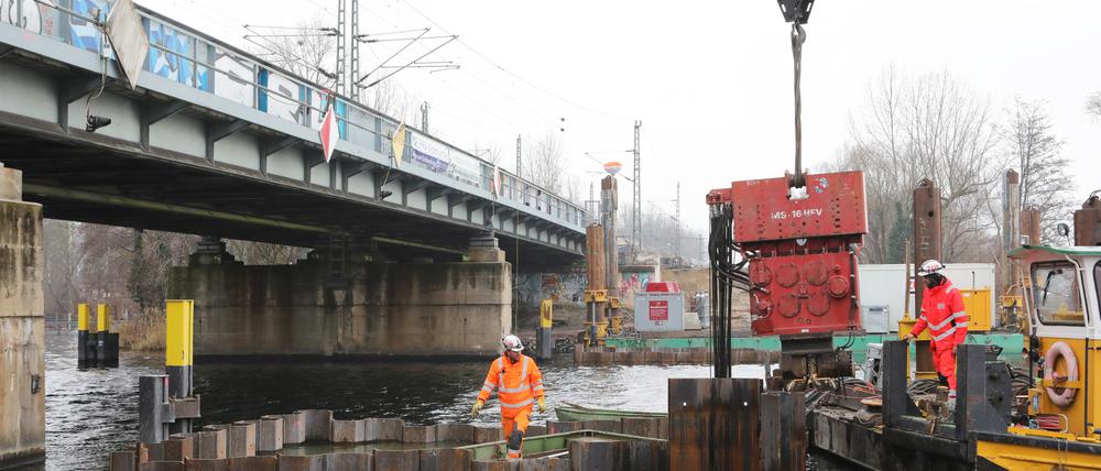 Die neue Brücke soll im Oktober freigegeben werden (Archivbild).
