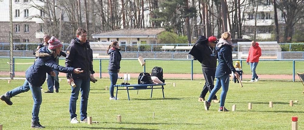 Der Kubb-Verein trainiert montags und mittwochs auf dem Sportplatz des SSV Turbine Potsdam.