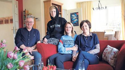 Das Ehepaar Thomas und Dorota Zimdars (l. und r.) mit Viiktoria Nevhad und deren Sohn Dania.