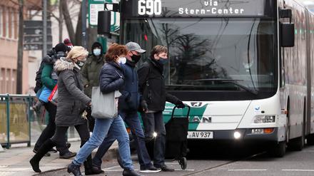 In Bussen und Bahnen muss derzeit eine Maske getragen werden. 