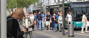 Andrang auf Busse und Bahnen in Potsdam.