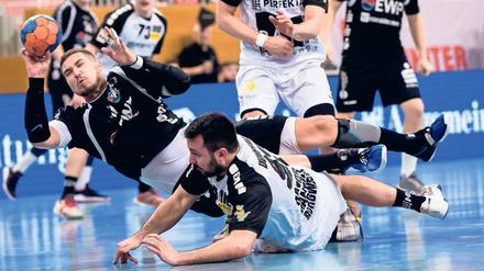 Mit Ach und Krach. Rolando Gonzales Urios (l.) im harten Einsatz. 