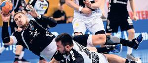 Mit Ach und Krach. Rolando Gonzales Urios (l.) im harten Einsatz. 