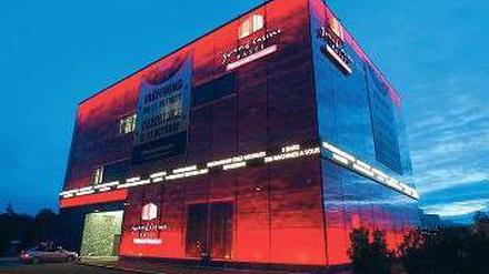 Futuristischer Bau. Das Grand Casino Basel in nächtlicher Erstrahlung. Foto: dpa