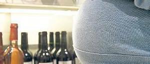 Wenn die Sucht zu groß ist. Ärzte raten, in der Schwangerschaft vollkommen auf Alkohol zu verzichten. Foto: picture alliance/dpa