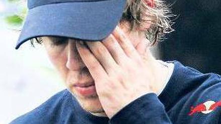 Trauriges Ende. Sebastian Vettel versucht, den erneuten Ausfall zu verkraften. Foto: dpa