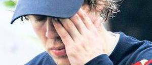 Trauriges Ende. Sebastian Vettel versucht, den erneuten Ausfall zu verkraften. Foto: dpa