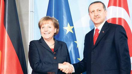 So freundlich zueinander waren Merkel und Erdogan bei der letzten Begegnung, im Februar 2008 in Berlin. Foto: ddp
