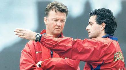 Erklär mir den Fußball. Louis van Gaal (links) scheint hier 1999 beim FC Barcelona den Ausführungen seines Assistenten José Mourinho ein wenig skeptisch zu lauschen. Foto: Imago