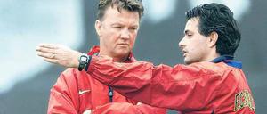 Erklär mir den Fußball. Louis van Gaal (links) scheint hier 1999 beim FC Barcelona den Ausführungen seines Assistenten José Mourinho ein wenig skeptisch zu lauschen. Foto: Imago