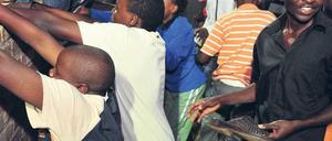 Ansturm zu groß. Tausende Fans wollten auch ohne Ticket ins Stadion. Foto: dpa