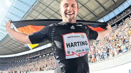 Feierstunde. Robert Harting bejubelt seinen überragenden Sieg im Diskuswerfen.Foto: ddp
