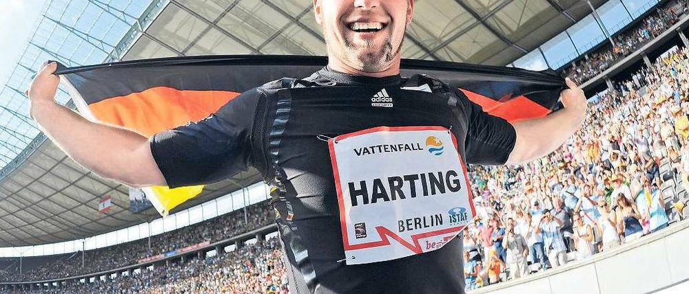 Feierstunde. Robert Harting bejubelt seinen überragenden Sieg im Diskuswerfen.Foto: ddp