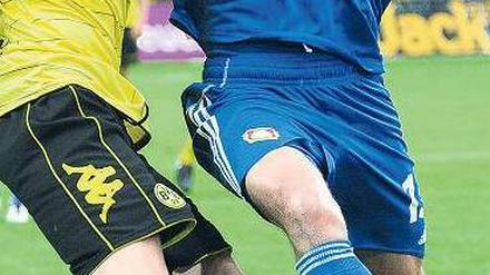 Zurück im Zweikampf. Michael Ballack (r.) spielte gestern 90 Minuten durch, hatte aber nicht nur gegen den Dortmunder Kevin Großkreutz Mühe, sich durchzusetzen. Foto: dpa