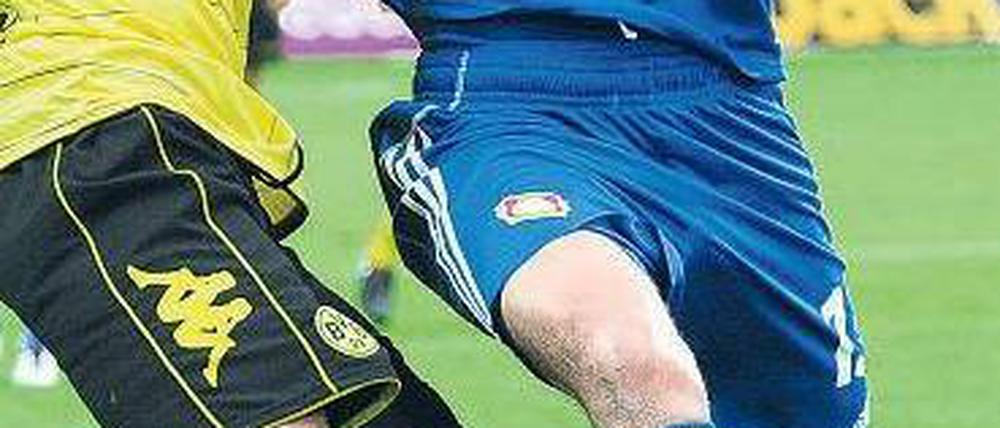 Zurück im Zweikampf. Michael Ballack (r.) spielte gestern 90 Minuten durch, hatte aber nicht nur gegen den Dortmunder Kevin Großkreutz Mühe, sich durchzusetzen. Foto: dpa