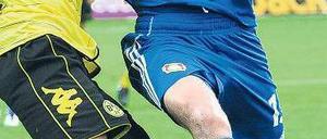 Zurück im Zweikampf. Michael Ballack (r.) spielte gestern 90 Minuten durch, hatte aber nicht nur gegen den Dortmunder Kevin Großkreutz Mühe, sich durchzusetzen. Foto: dpa