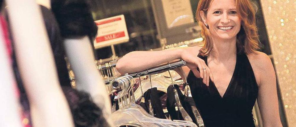 Strahlend. Tagesspiegel-Gewinnerin Clarissa Bartelt bei P&amp;C. Foto: Davids