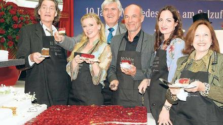 An der Schnittstelle. Walter Müller, Chef der Berliner Mercedes-Niederlassung (3. v. r.) holte sich bekannte Unterstützer für das Verteilen der Geburtstagstorte: Mit dabei waren unter anderen Winfried Glatzeder (v.l.n.r.), Eva Habermann, Heiner Lauterbach, Natalia Wörner und Brigitte Grothum. Foto: Davids/Huebner