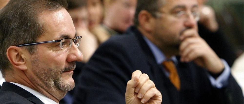 Ministerpräsident Matthias Platzeck (l.) und Rainer Speer im Jahr 2006 während einer Landtagssitzung.