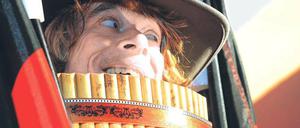 Poker Face. Diesen Song von Lady Gaga würde Schneider als Nationalhymne hören, „die alte ist ja schon so abgenudelt”, sagt er. Der Musiker präsentierte noch mehr Ideen und Gedanken bei seiner traditionellen Pressekonferenz. Foto: dpa/Jens Kalaene