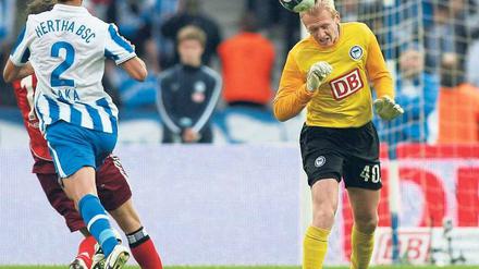 Zweiter Versuch, drittes Gegentor. Ersatztorwart Burchert beim Versuch zu klären. Der HSV gewann damals in Berlin 3:1. Foto: Winter