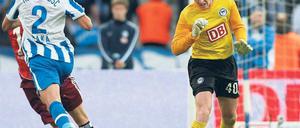 Zweiter Versuch, drittes Gegentor. Ersatztorwart Burchert beim Versuch zu klären. Der HSV gewann damals in Berlin 3:1. Foto: Winter