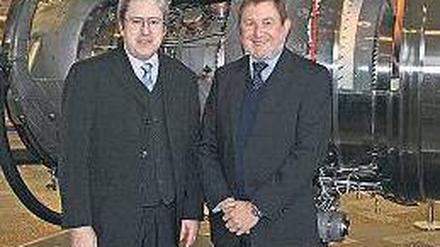 Dauerleihgabe. Rolls-Royce-Forschungsdirektor Parker (r.) übergibt TU-Präsident Steinbach ein BR-715-Triebwerk.