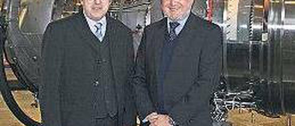 Dauerleihgabe. Rolls-Royce-Forschungsdirektor Parker (r.) übergibt TU-Präsident Steinbach ein BR-715-Triebwerk.