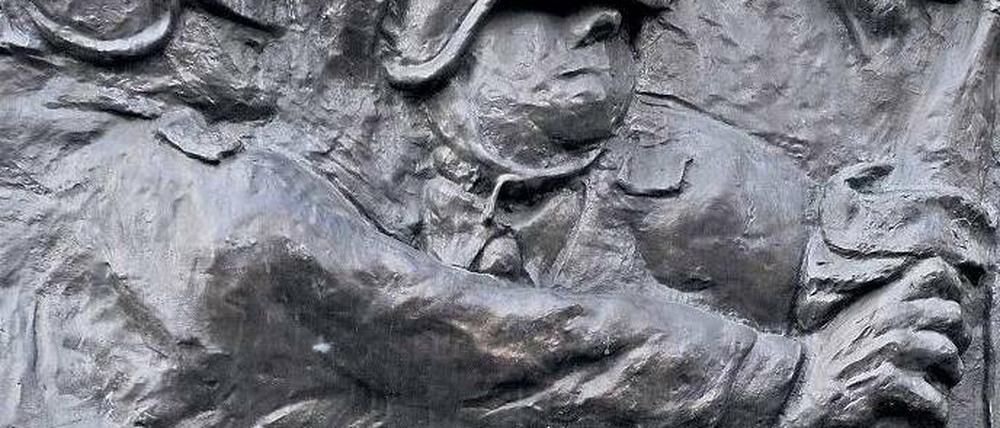 Behelmte Polizisten auf dem Relief. F: dpa